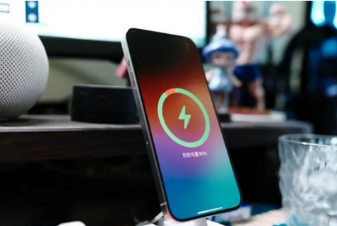巴宜苹果15换屏服务分享用什么充电器给iPhone15充电更好 